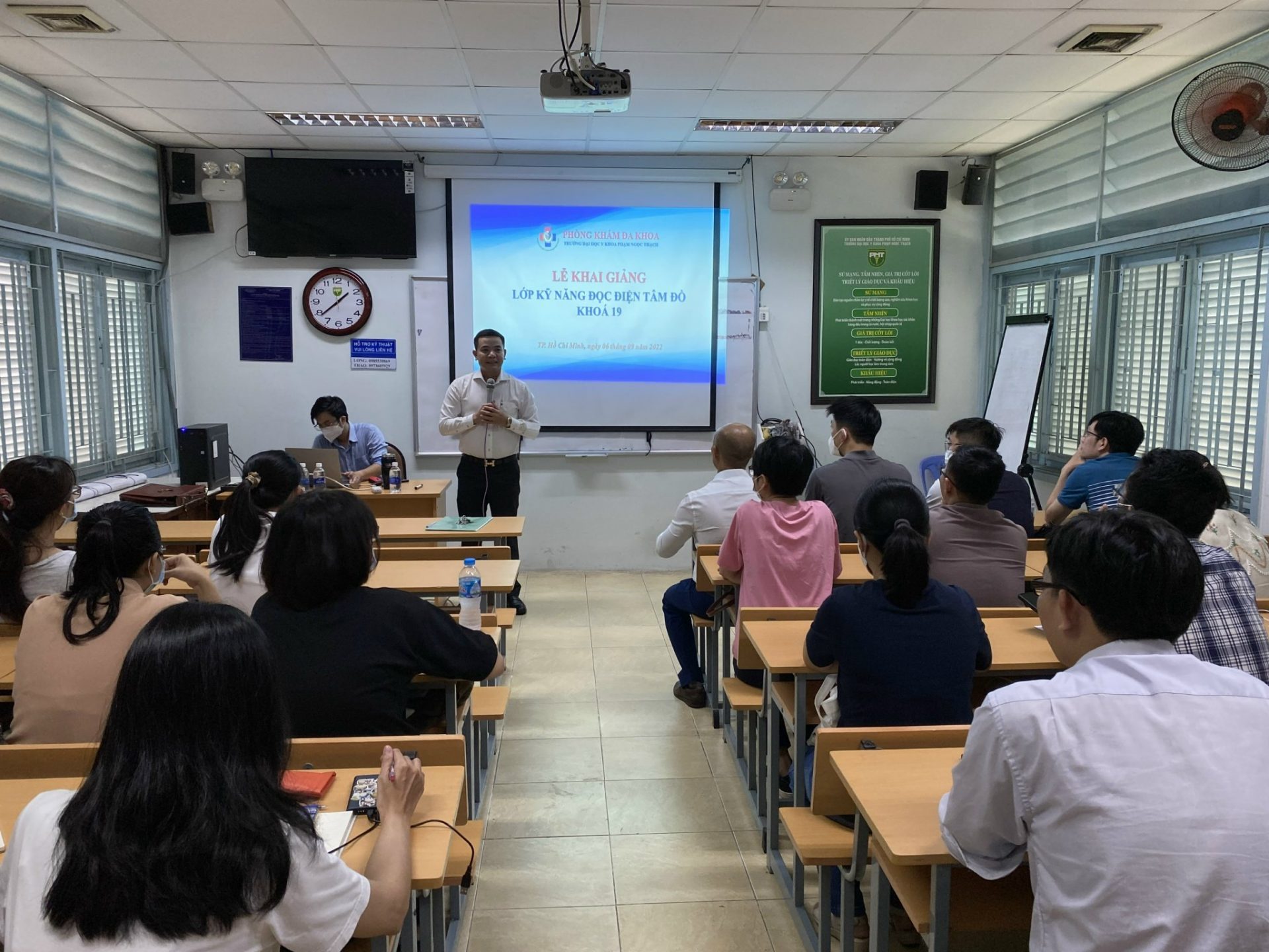 Khai giảng lớp "Kỹ năng đọc điện tâm đồ - khóa 19"