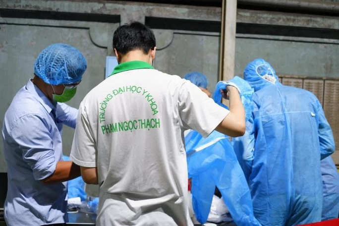 Sinh viên Trường ĐH Y Khoa Phạm Ngọc Thạch xuyên đêm chống dịch - Ảnh 3.