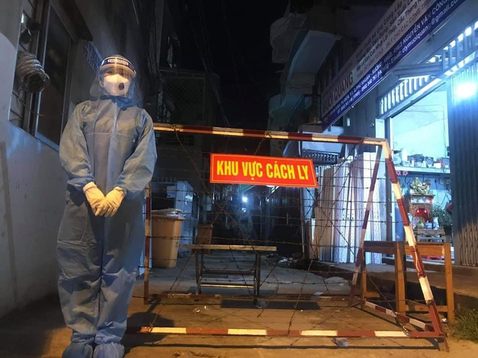 Sinh viên Trường ĐH Y Khoa Phạm Ngọc Thạch xuyên đêm chống dịch - Ảnh 4.