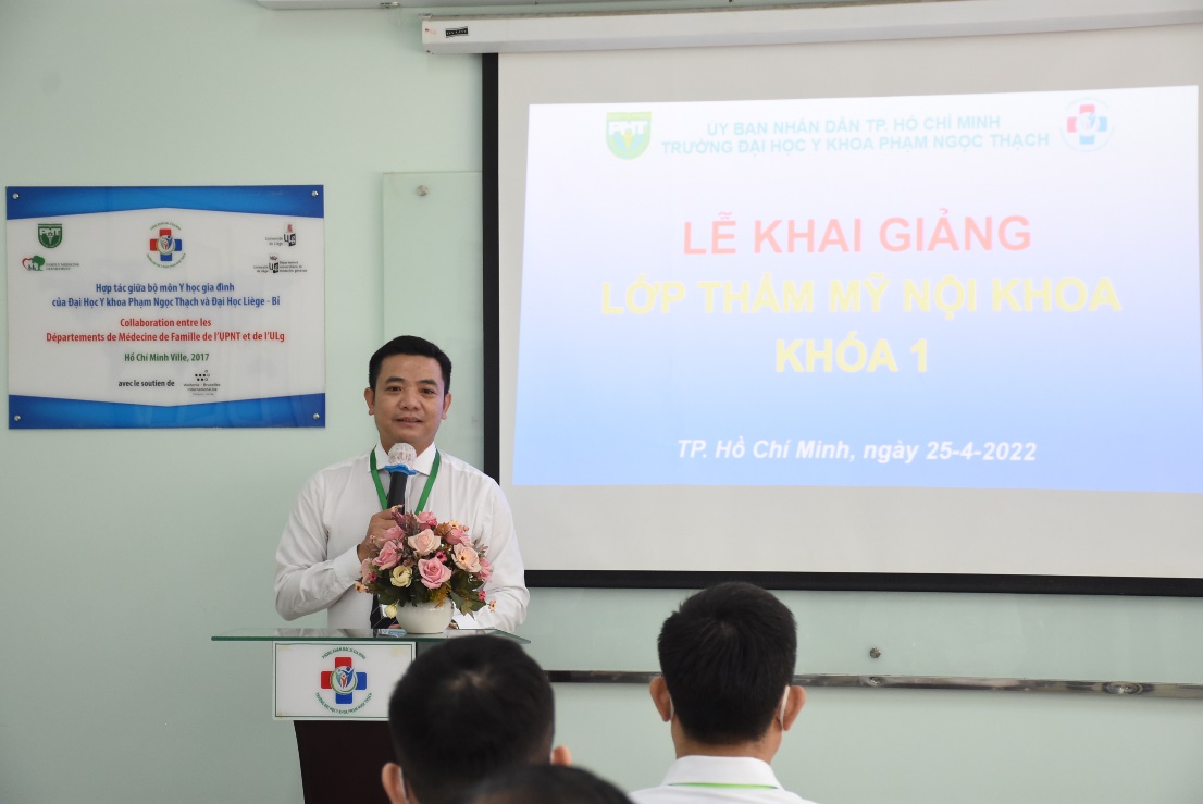 A person giving a presentation
Description automatically generated with medium confidence