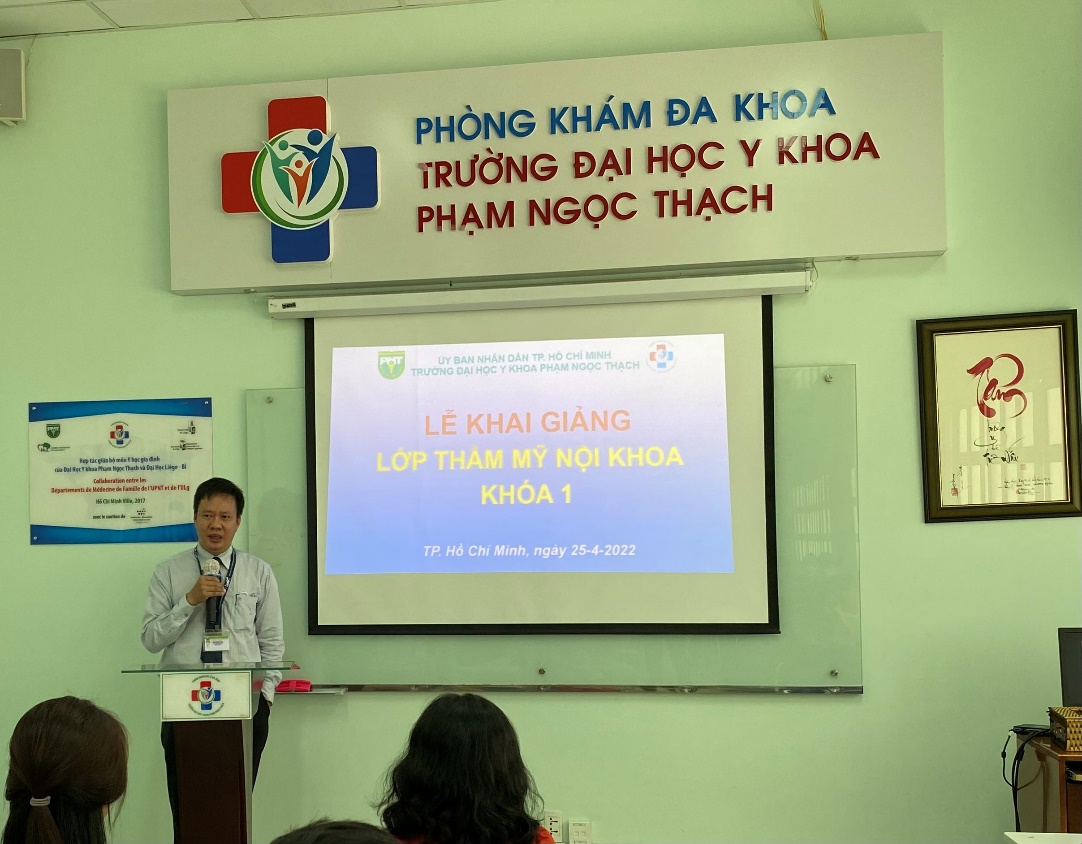 A person giving a presentation
Description automatically generated