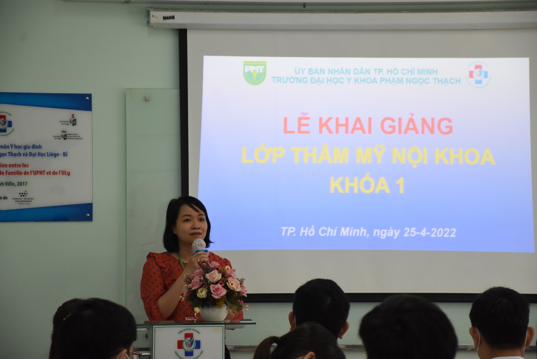 A person giving a presentation
Description automatically generated with medium confidence