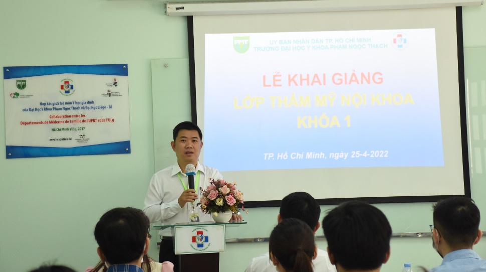 A person giving a presentation
Description automatically generated with medium confidence