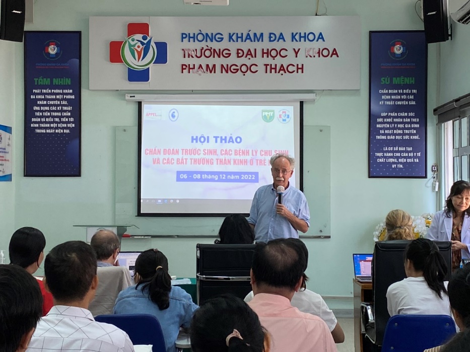 A person giving a presentation to a group of people
Description automatically generated